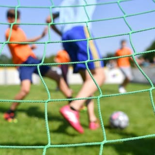 Symbolbild: Kinder beim Spiel auf dem Fußballplatz - Gegen den Lärm spielender Kinder klagen Anwohner im Lahrer Stadtteil Sulz.