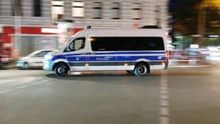 Ein Einsatzwagen der Berliner Polizei fährt nachts durch Neukölln. 