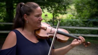 Pferdeflüsterin Sarah Immer spielt Geige. Auf dem Junghof in Freiburg-Kappel kann man auf Musik reiten.