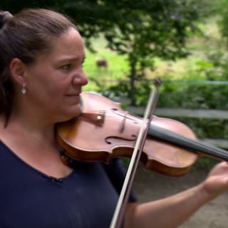 Pferdeflüsterin Sarah Immer spielt Geige. Auf dem Junghof in Freiburg-Kappel kann man auf Musik reiten.