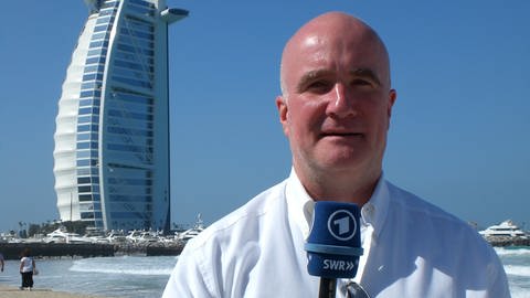 Peter Steffe, Redakteur des SWR-Studio Freiburg während seiner Zeit als ARD-Korrespondent vor dem Burj Khalifa in den Vereinigten Arabischen Emiraten