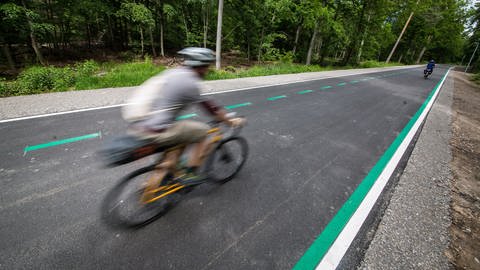 Radfahrer fahren auf dem Radschnellweg zwischen BöblingenSindelfingen und Stuttgart. 