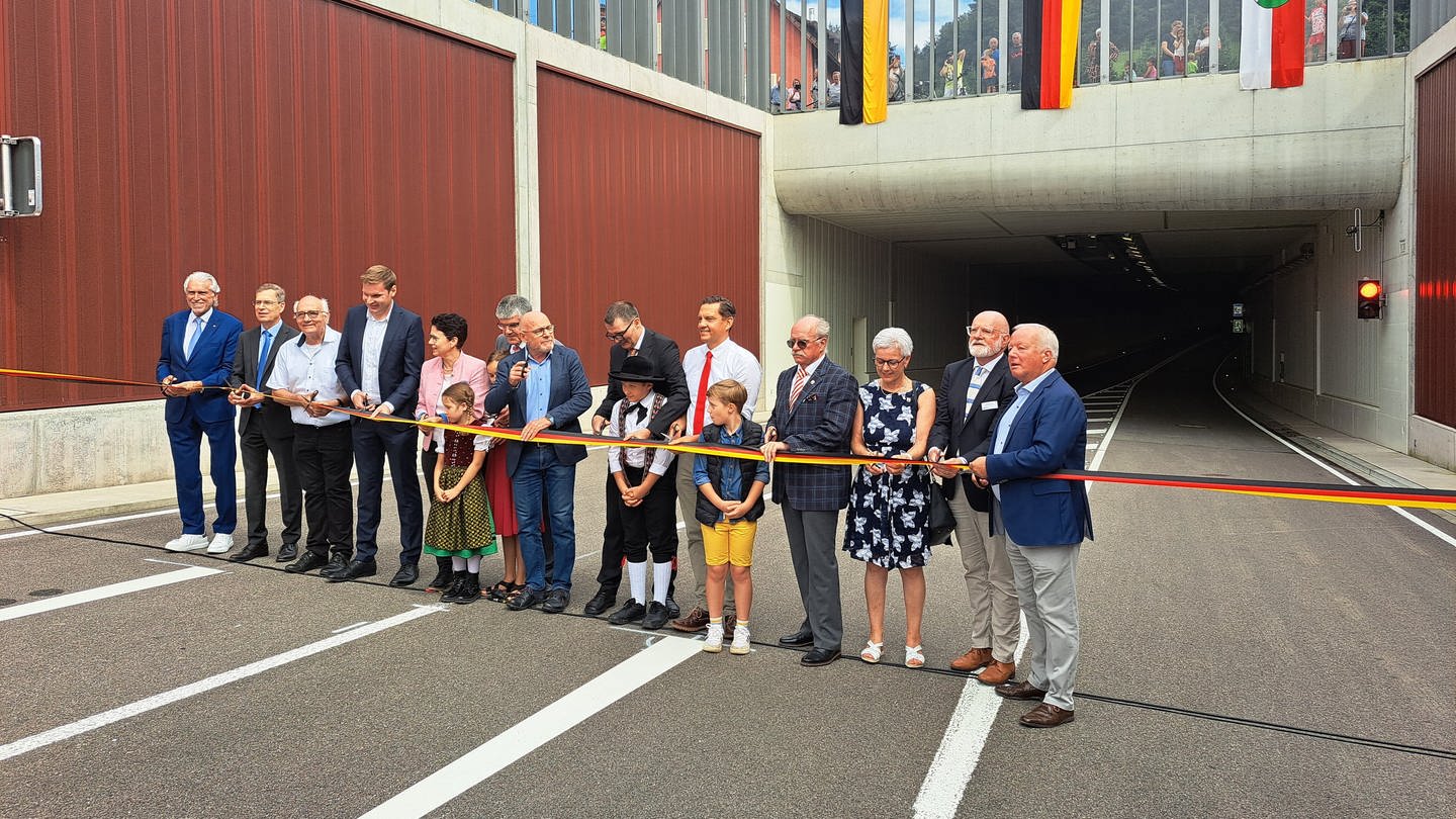 Der Brandbergtunnel in Oberwinden im Elztal ist am Montag offiziell für den Verkehr geöffnet worden. Mit dabei auch Verkehrsminister Winfried Hermann.