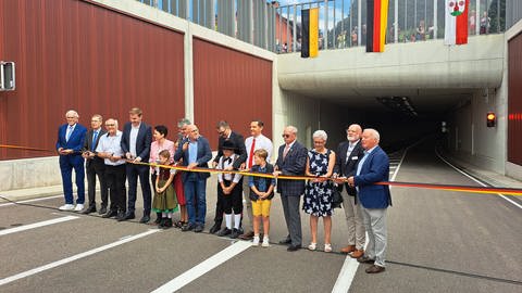 Der Brandbergtunnel in Oberwinden im Elztal ist am Montag offiziell für den Verkehr geöffnet worden. Mit dabei auch Verkehrsminister Winfried Hermann.