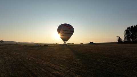 Ein Heißluftballon bei Sonnenaufgang kurz vor em Start.