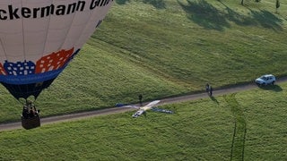 Ein Heißluftballon fährt auf ein Zielkreuz zu