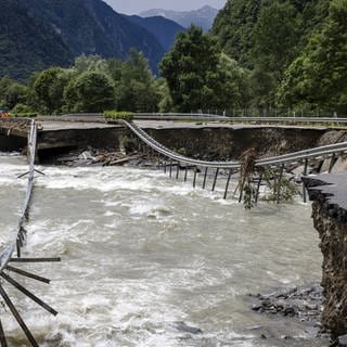 Die A13 wurde bei einem Unwetter zerstört. Nach rund elf Wochen ist das Autobahnteilstück der A13, die sogenannte San-Bernardino-Route, wieder vollständig aufgebaut und vierspurig befahrbar.  