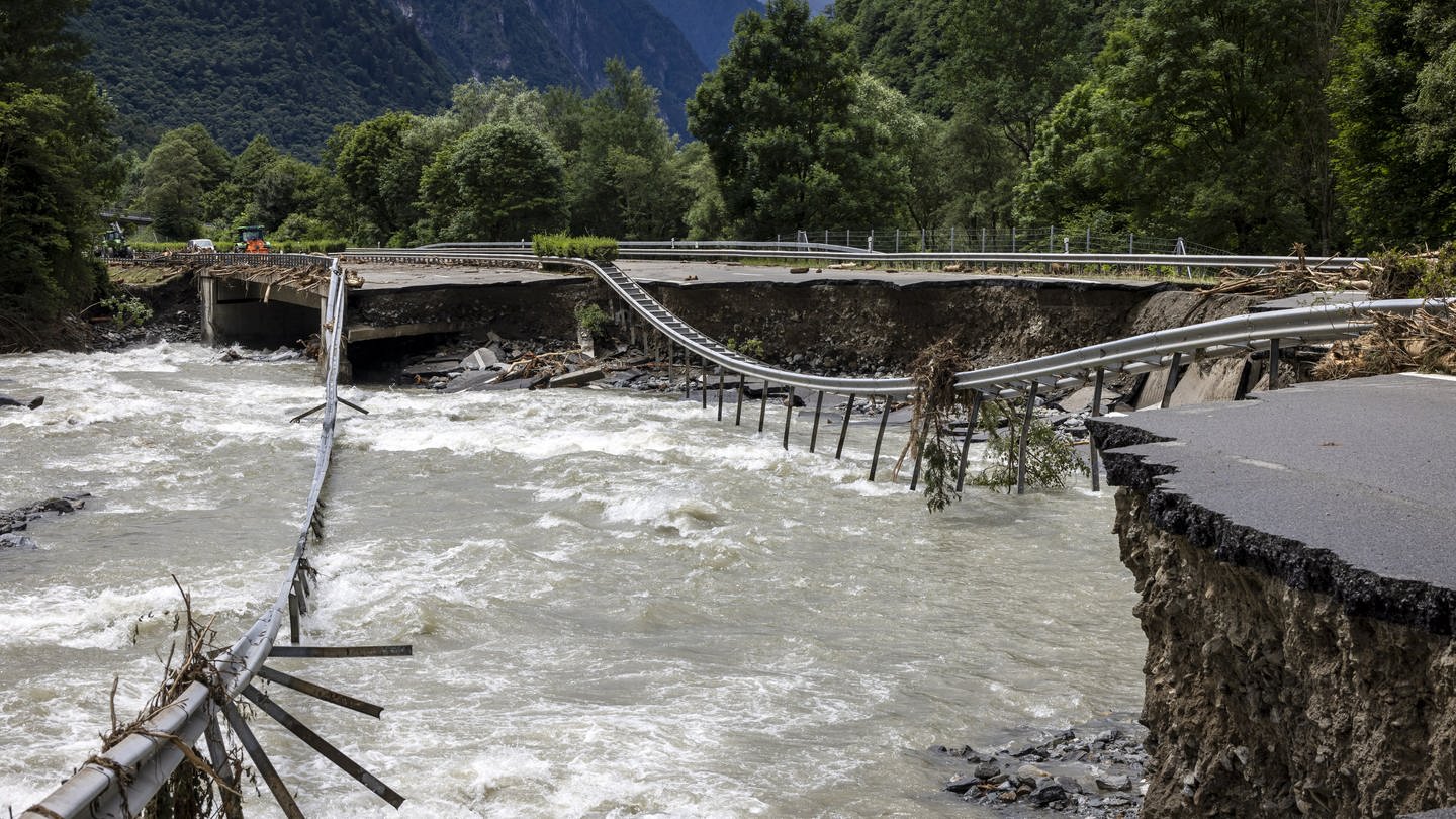 Die A13 wurde bei einem Unwetter zerstört. Nach rund elf Wochen ist das Autobahnteilstück der A13, die sogenannte San-Bernardino-Route, wieder vollständig aufgebaut und vierspurig befahrbar.