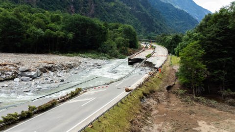 Die A13 wurde im Juni bei einem Unwetter zerstört. Die Trasse der San-Bernardino-Route wurde bei Lostallo unterspült und brach ein. 