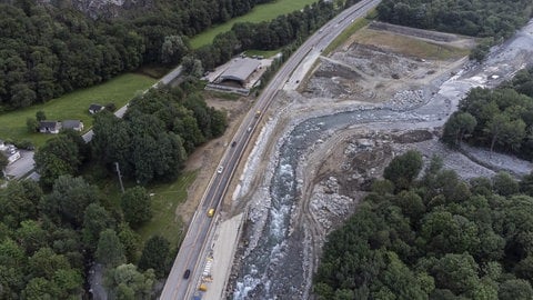 Die A13 wurde bei einem Unwetter zerstört. Im Juli war die San-Bernardino-Route nach den ersten Wiederaufbauarbeiten wieder einspurig befahrbar.