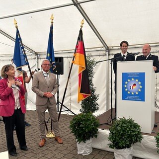 Die Präfektin der Region Grand Est, Josiane Chevalier, zusammen mit dem baden-württembergischen Innenminiser Thomas Strobl bei den Feierlichkeiten im Gemeinsamen Zentrum in Kehl. Rechts: Maxime Fischer (l.) und Alain Winter, die Koordinatoren des Gemeinsamen Zentrums.