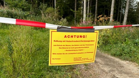 Kalk für den Waldboden am Belchen: Die Waldwege bleiben für Besucherinnen und Besucher während der Kalkung gesperrt.