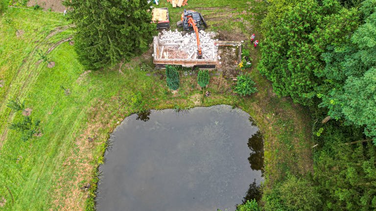 Mit Drohnen hatte die Stadt Dutzende Parzellen im Sundheimer Grund unter die Lupe genommen. Jetzt wird dort aufgeräumt.