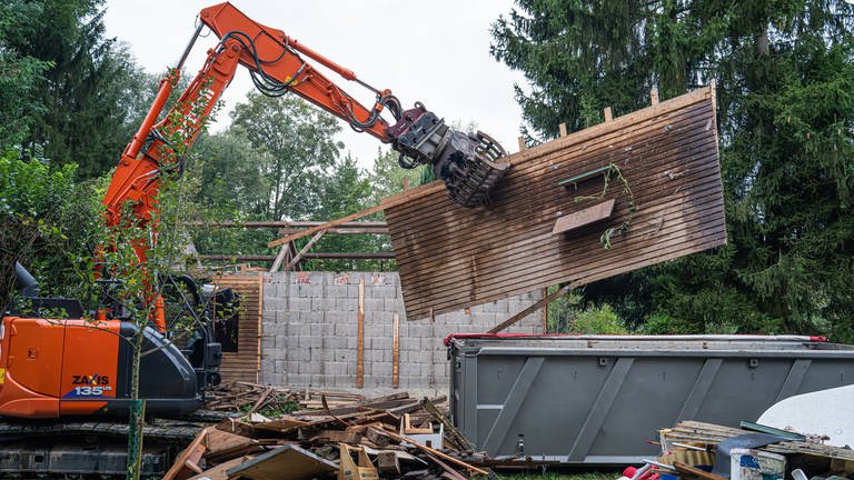 Hinter mancher Holzfassade legte der Bagger massive, gemauerte Wände frei.  