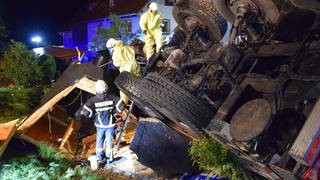 Völlig zerstörter Kranwagen liegt unterhalb der Straße - Ein Kranwagen ist bei St. Märgen im Kreis Breisgau-Hochschwarzwald von der Straße abgekommen.