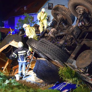 Völlig zerstörter Kranwagen liegt unterhalb der Straße - Ein Kranwagen ist bei St. Märgen im Kreis Breisgau-Hochschwarzwald von der Straße abgekommen.