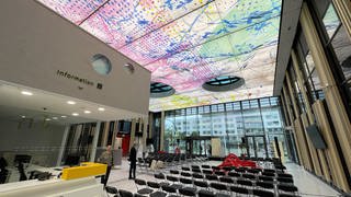 Blick auf die bunte Decke der Kinder- und Jugendklinik in Freiburg.