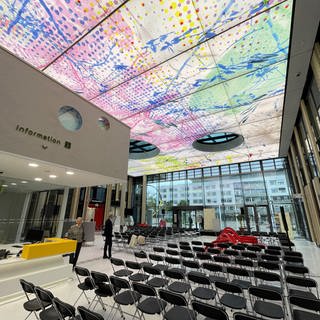 Blick auf die bunte Decke der Kinder- und Jugendklinik in Freiburg.