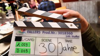 Die Filmklappe zu den Dreharbeiten am Set zu 30 Jahre "Die Fallers".