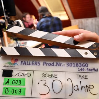 Die Filmklappe zu den Dreharbeiten am Set zu 30 Jahre "Die Fallers".