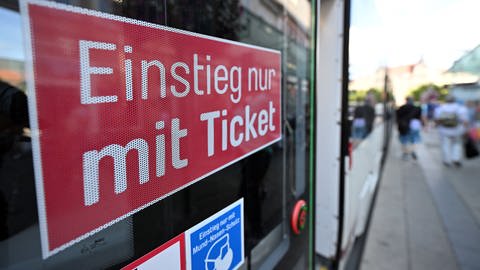 Straßenbahntür mit dem Hinweis "Einstieg nur mit Ticket"