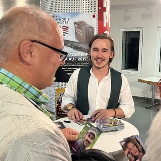 Dominik Stricker bei der Autogrammstunde im Gespräch mit Fans. 