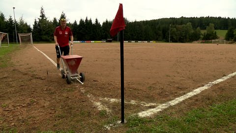 Der Aschenplatz in Häg-Ehrsberg wird gestreut