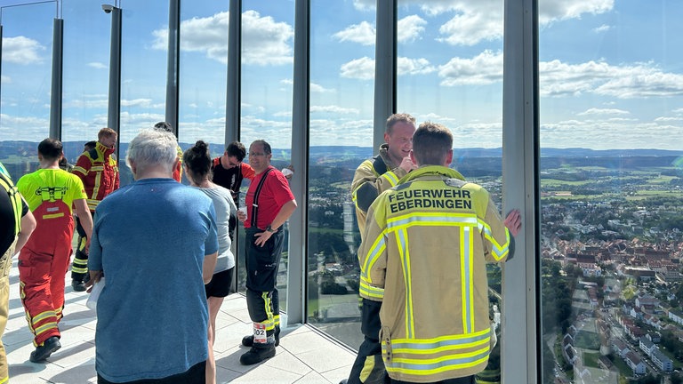 Belohnung im Ziel: Auf 232 Meter Höhe genießen Feuerwehrmänner auf Deutschlands höchster Besucherplattform den Blick auf Rottweil.