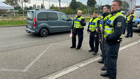 In Kehl (Ortenaukreis) kontrollieren Beamte der Bundespolizei stichprobenartig Ausweise an der Grenze zu Frankreich