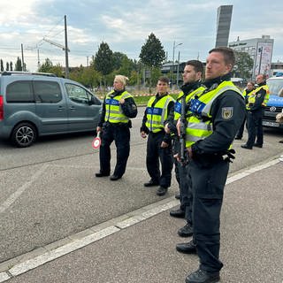 In Kehl (Ortenaukreis) kontrollieren Beamte der Bundespolizei stichprobenartig Ausweise an der Grenze zu Frankreich