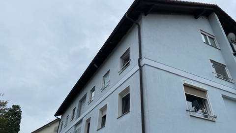 Einen Tag nach dem Brand in einem Mehrfamilienhaus in Weil am Rhein: Die Ermittlungen zur Todesursache und zur Brandursache sind im Gange.