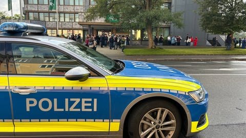 Ein Streifenwagen vor einem Sammelpunkt für Schüler nach dem Amokalarm in Villingen-Schwenningen