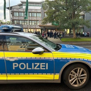 Ein Streifenwagen vor einem Sammelpunkt für Schüler nach dem Amokalarm in Villingen-Schwenningen