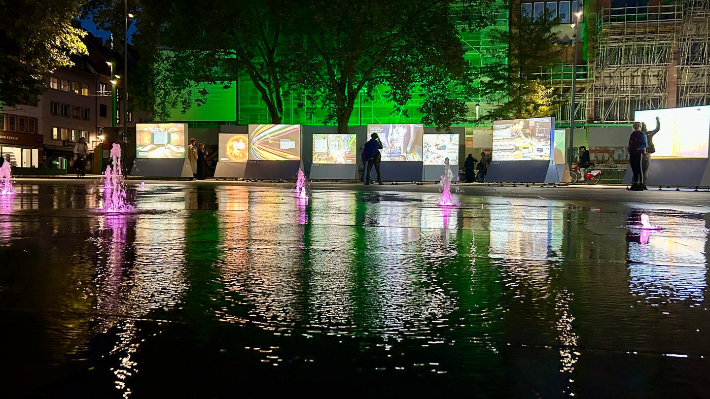 Besucher einer Ausstellung zum 70-jährigen Bestehen des Forschungszentrum Cern in Freiburg