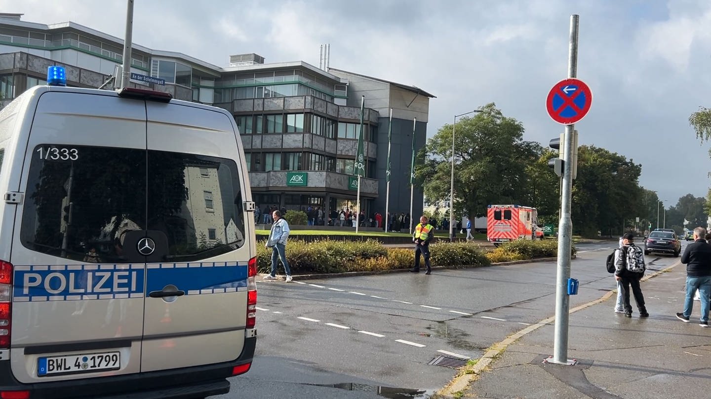 Ein Polizei-Mannschaftswagen und ein Rettungswagen auf einer abgesperrten Straße in Villingen