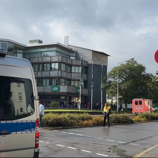 Ein Polizei-Mannschaftswagen und ein Rettungswagen auf einer abgesperrten Straße in Villingen