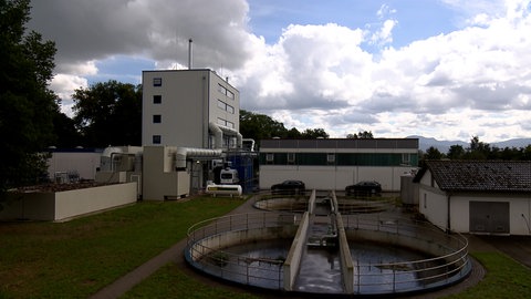 Das runde Nachklärbecken ist die letzte Stufe für das Abwasser in der Kläranlage