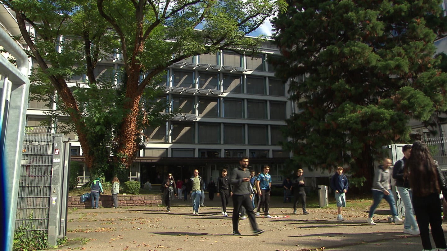 Schülerinnen und Schüler vor der Freiburger Walther-Rathenau-Gewerbeschule