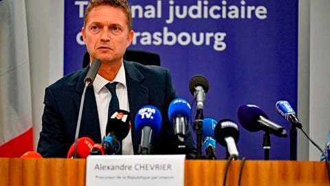 Der amtierende Staatsanwalt am Gericht erster Instanz in Straßburg, Alexandre Chevrier, spricht auf einer Pressekonferenz