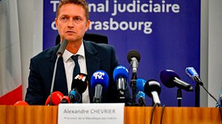 Der amtierende Staatsanwalt am Gericht erster Instanz in Straßburg, Alexandre Chevrier, spricht auf einer Pressekonferenz