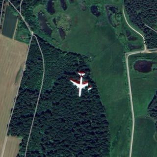 Satellitenbild von Google Maps von einer Feld- und Waldlandschaft bei Schramberg mit einem Flugzeug