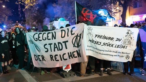 Polizisten und Teilnehmer der Nachttanzdemo in Freiburg