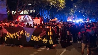 Polizisten und Teilnehmer der Nachttanzdemo in Freiburg