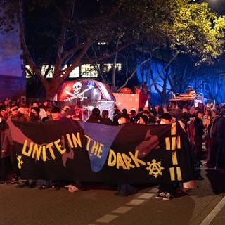 Polizisten und Teilnehmer der Nachttanzdemo in Freiburg