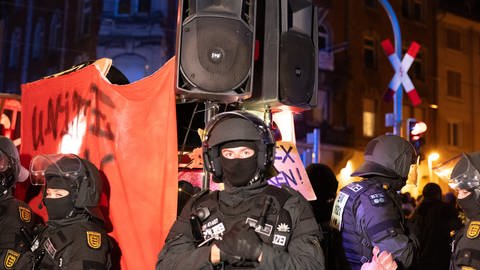 Polizisten und Teilnehmer der Nachttanzdemo in Freiburg