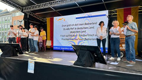 Über eine LED-Leinwand wurden die Texte der einzelnen Strophen eingeblendet. 