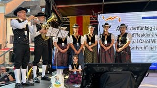 Unterstützung kam zeitweise auch von der Musikkapelle Siensbach, die 25 Strophen sang. 