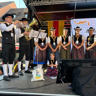 Unterstützung kam zeitweise auch von der Musikkapelle Siensbach, die 25 Strophen sang. 