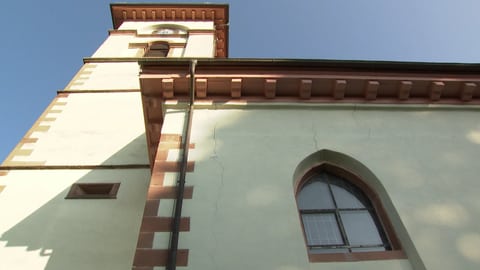 Lange Risse ziehen sich durch die Fassade der Jakobskirche in Malterdingen.