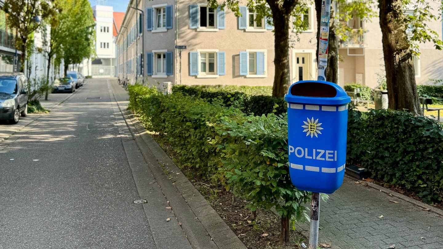 Blauer Mülleimer mit Polizei-Logo in der Nähe des Grethergeländes im Stühlinger